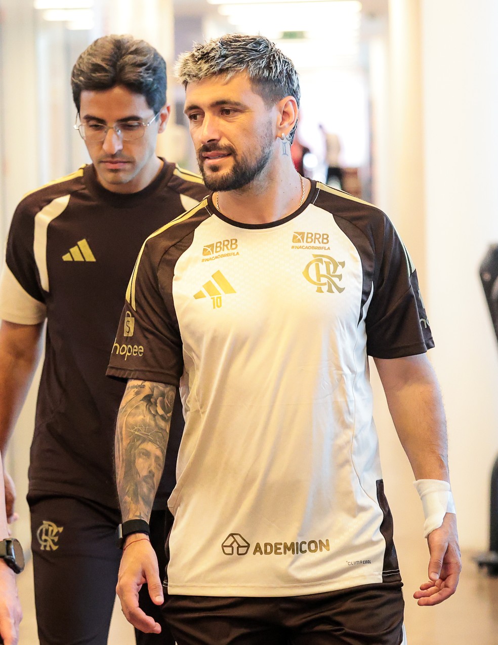 Arrascaeta com o punho operado no Flamengo � Foto: Gilvan de Souza / Flamengo