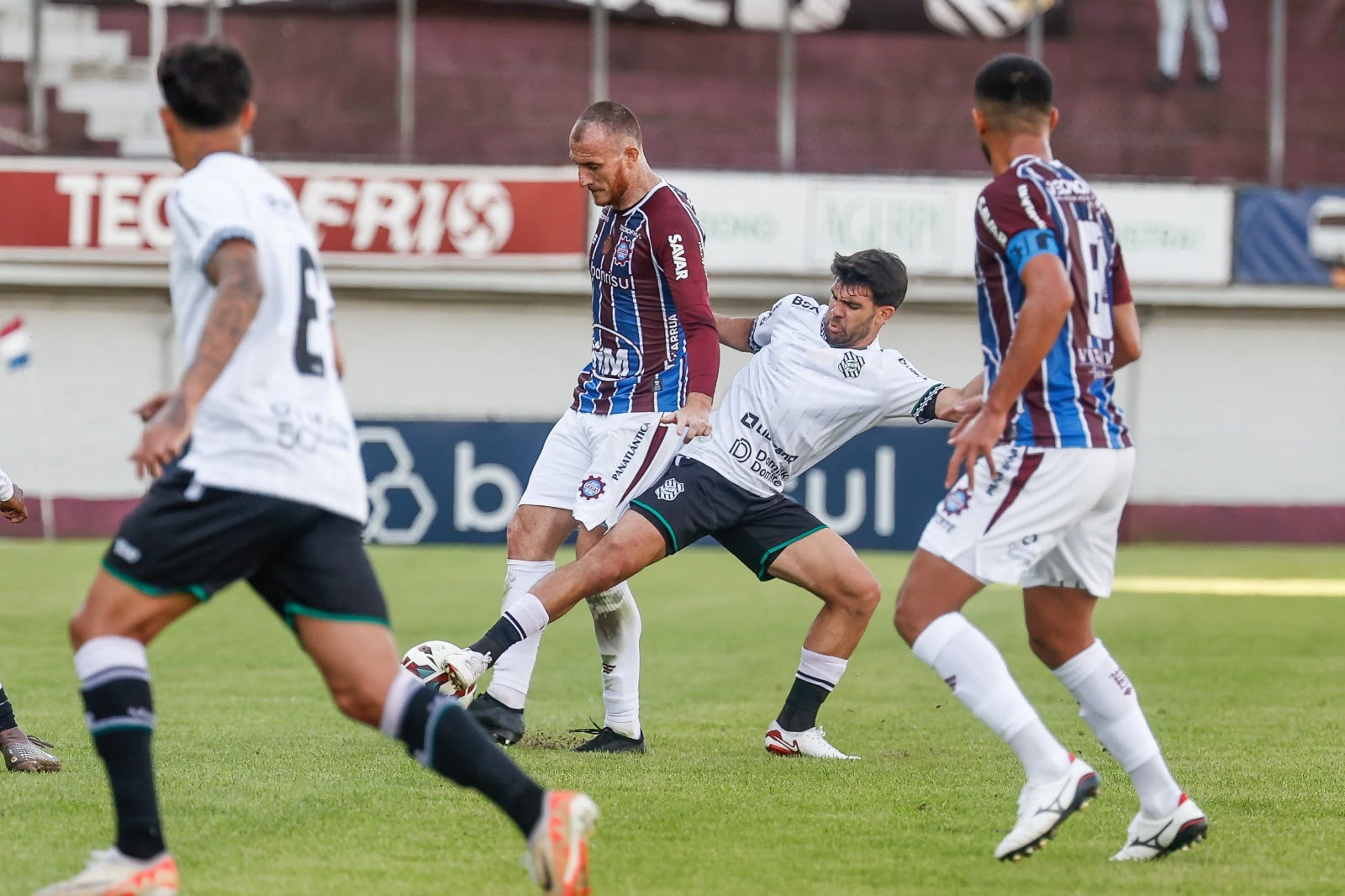 Figueirense amplia chance de classificação e garante permanência matemática