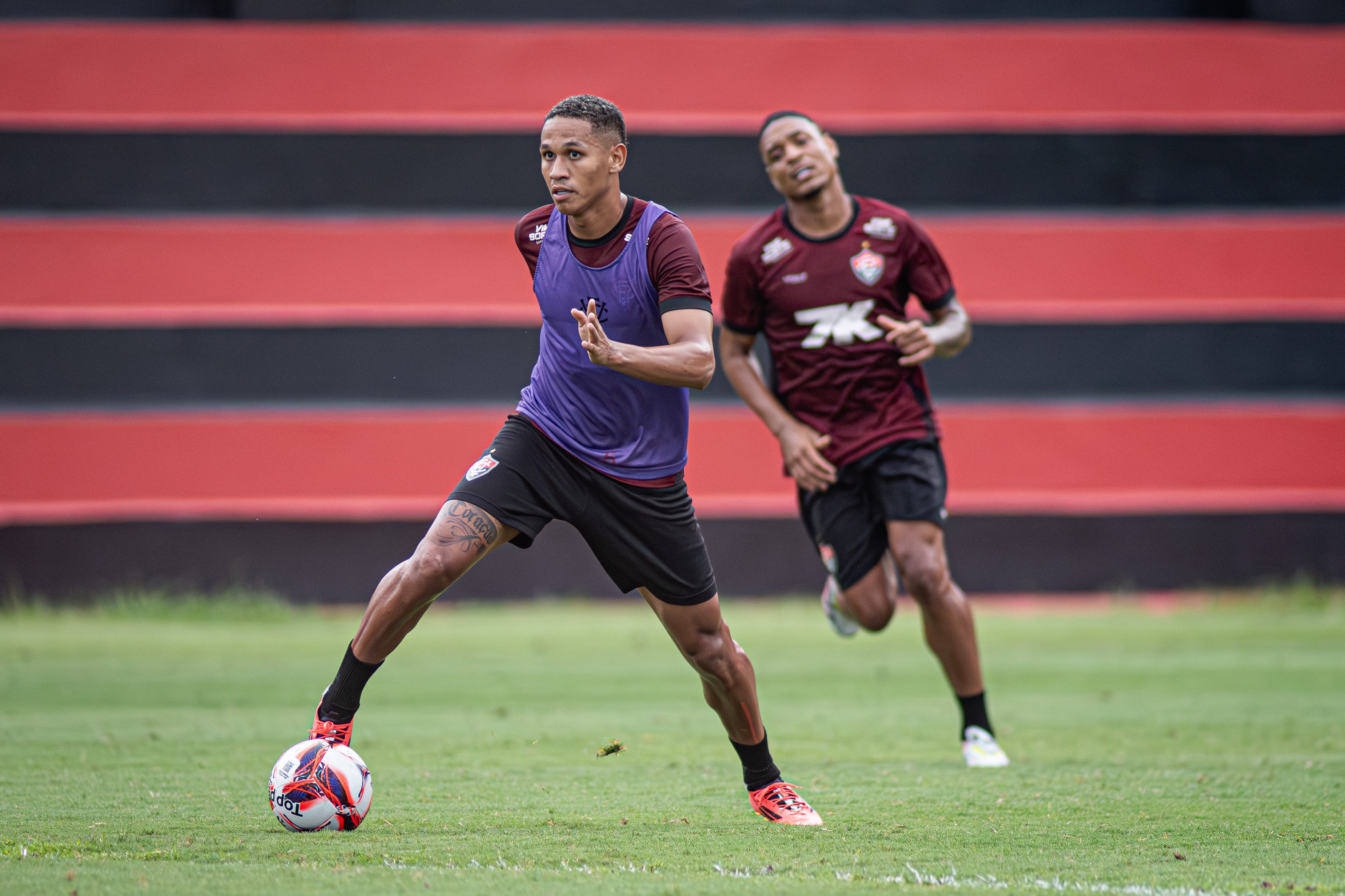 Vitória aposta na base e renova com Zé Breno até 2028