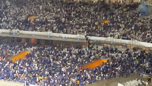 Torcedores do Cruzeiro se arriscam para trocar de setor no Mineirão; veja imagens