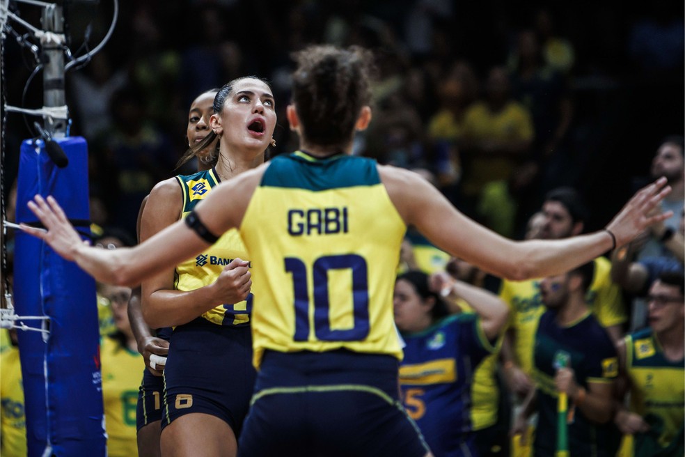 Gabi comemora ponto em partida contra Estados Unidos — Foto: Volleyball World