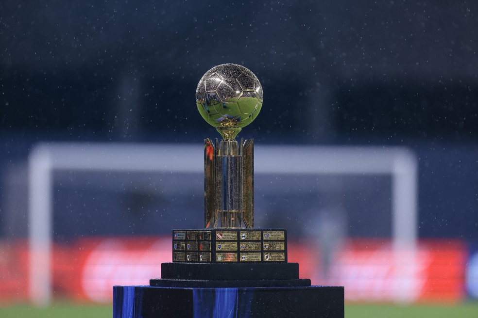 Taça da Recopa Sul-Americana — Foto: Franklin Jacome/Getty Images