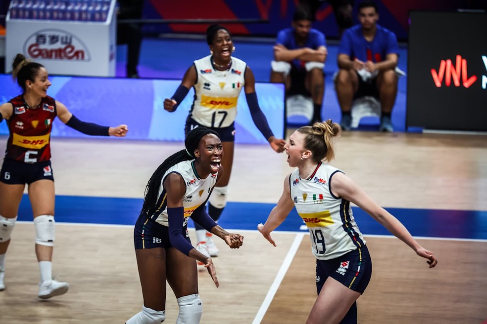 Itália e Egonu celebram vitória sobre o Brasil — Foto: FIVB