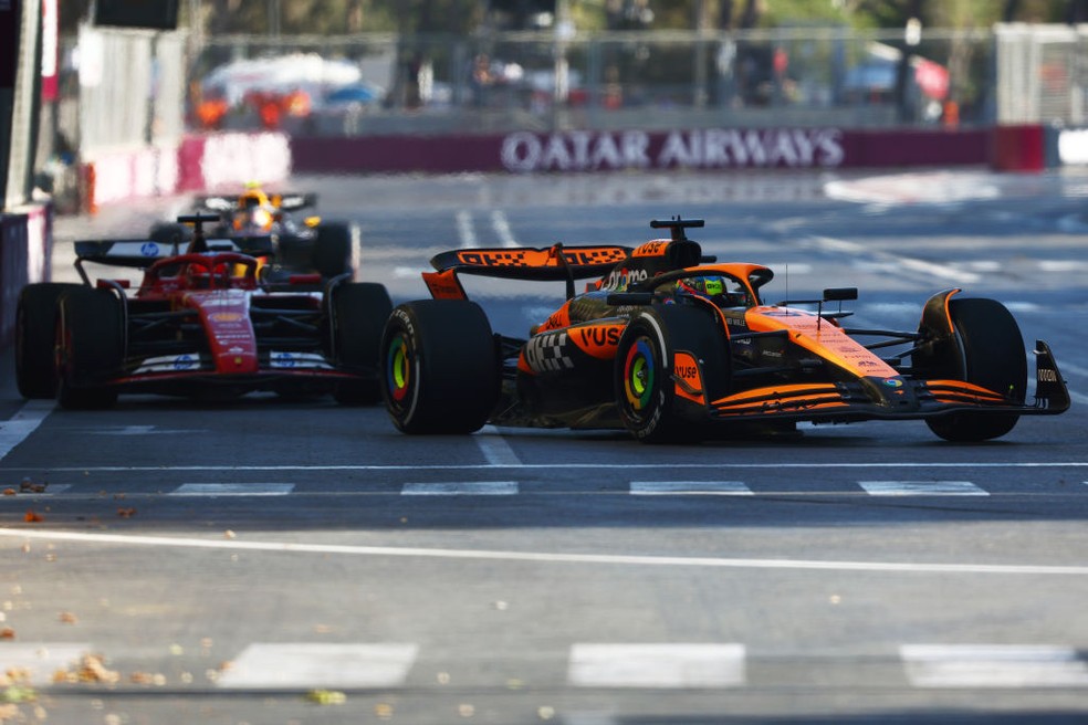 Oscar Piastri à frente de Charles Leclerc no GP do Azerbaijão da F1 em 2024 — Foto: Joe Portlock - Formula 1/Formula 1 via Getty Images