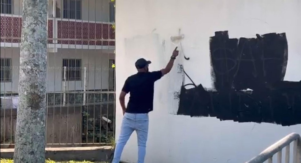 Funcionários do Flamengo pintam as pichações de um dos muros do Ninho do Urubu — Foto: Wesley Ramon/Urubu Interativo