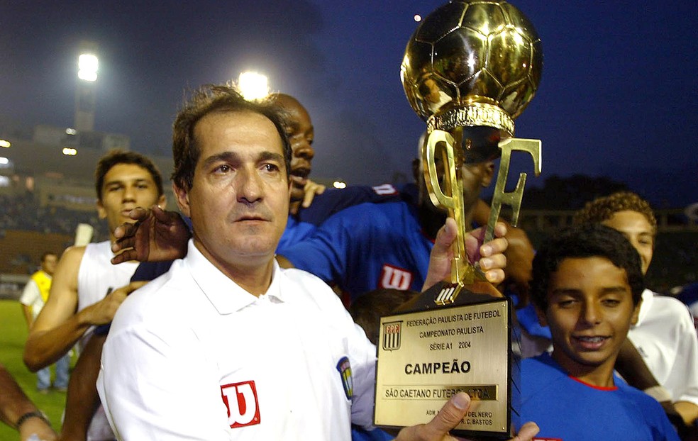 Muricy Ramalho ergue taça do São Caetano campeão paulista de 2004 — Foto: Arquivo / Agência Estado