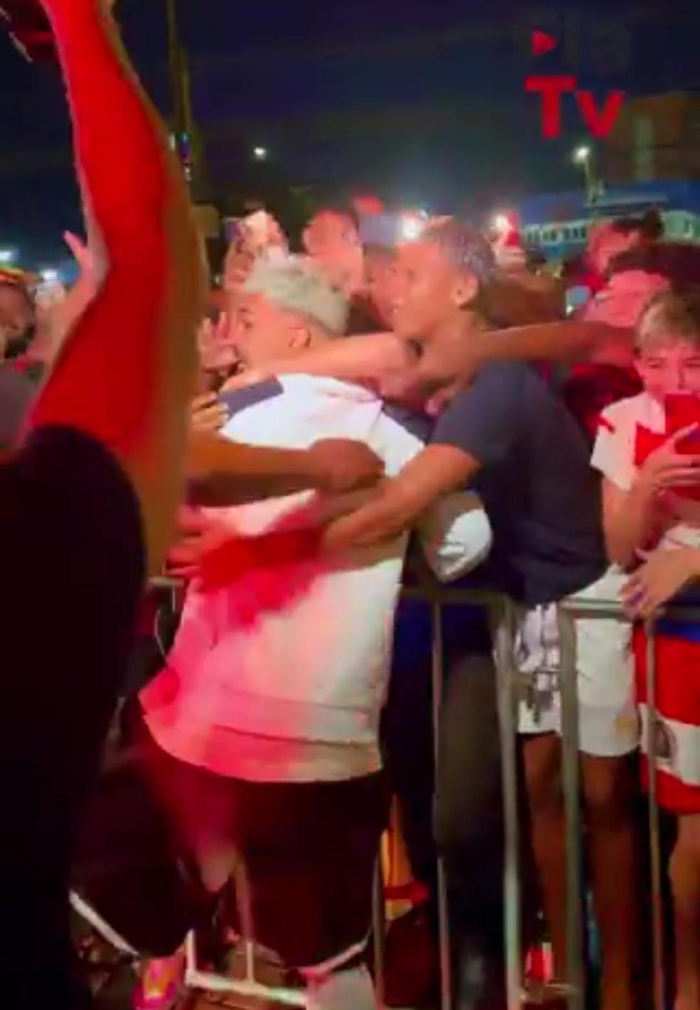 Gabigol é agarrado por torcedores na chegada do Flamengo a Manaus