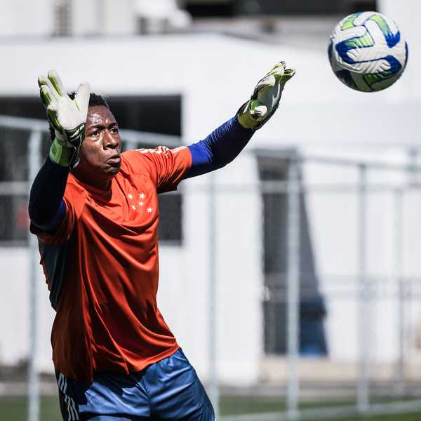 Ítalo Brito RENOVA com o Cruzeiro! Jogador de FUTURO assina até 2026 e contrato vai às NUVENS!