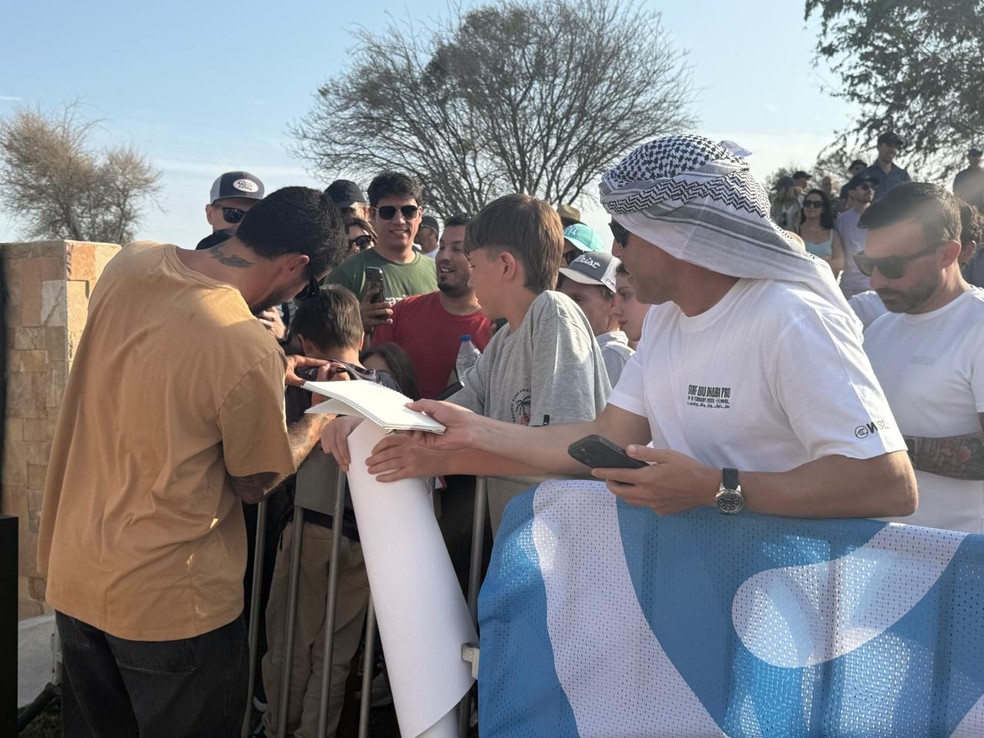 Filipe Toledo em Abu Dhabi — Foto: Winne Fernandes