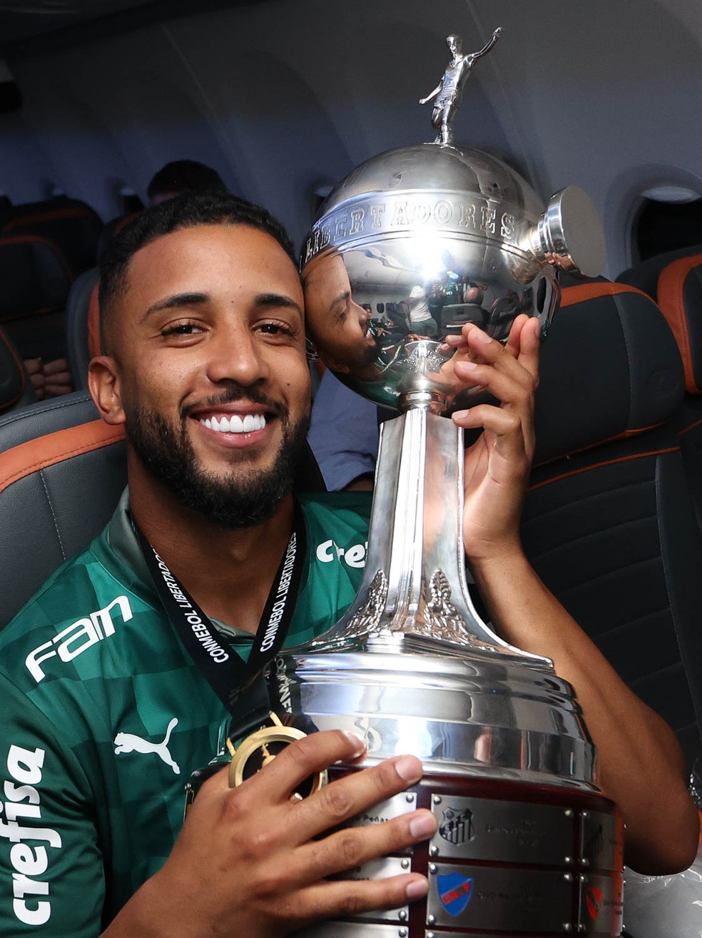 Jorge com a taça da Libertadores de 2021 que conquistou no Palmeiras — Foto: Cesar Greco / Ag. Palmeiras