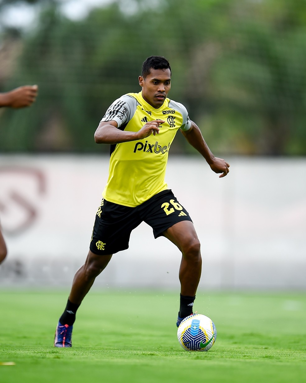 Alex Sandro em treino do Flamengo no Ninho do Urubu — Foto: Marcelo Cortes