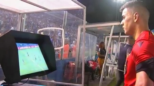 Jogo de futebol no Brasil terá desafio de vídeo pela 1ª vez; entenda - Confira por que modelo é diferente do VAR