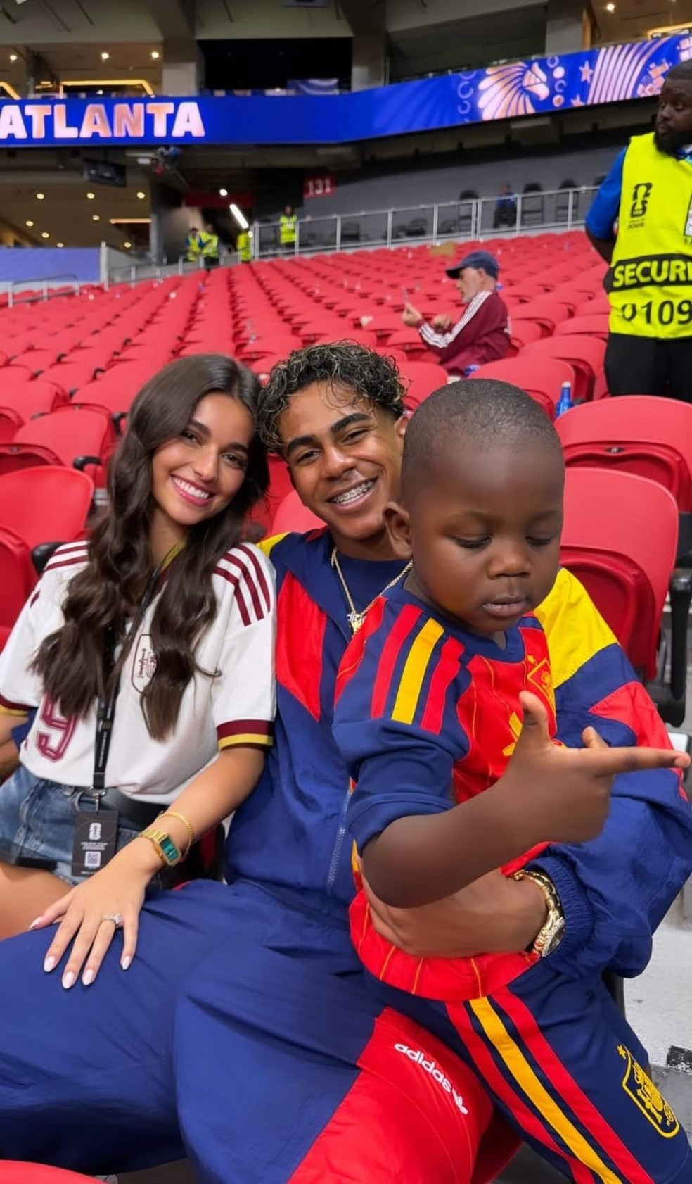 Ines Garcia, Yamal e Keyne no jogo de estreia