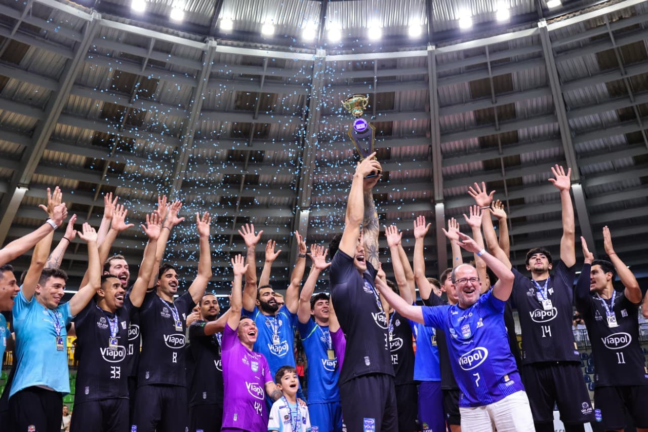 Jogo de voleibol entre São José e Minas no ginásio do Teatrão