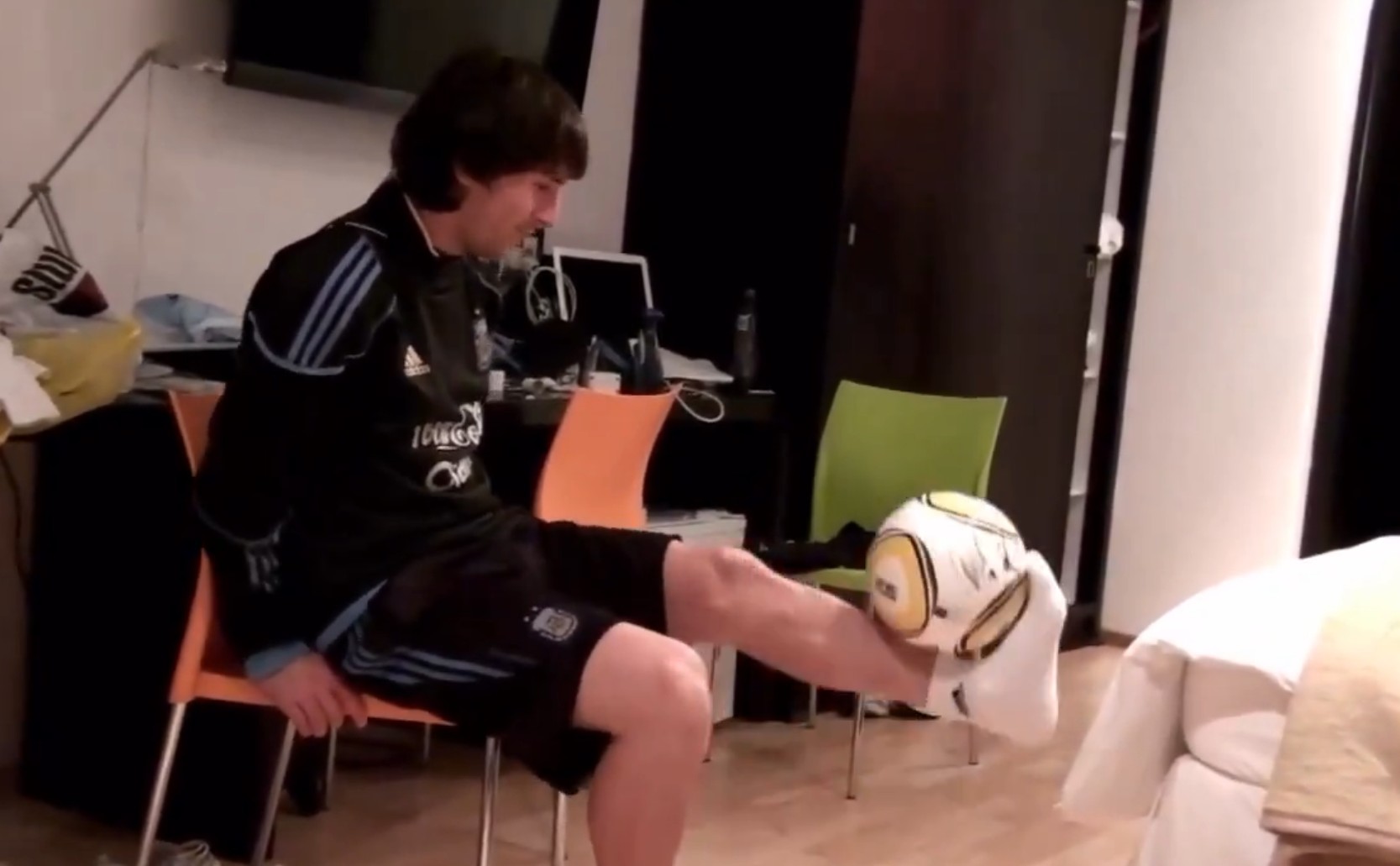 Vídeo inédito de Messi fazendo embaixadas sentado viraliza; veja