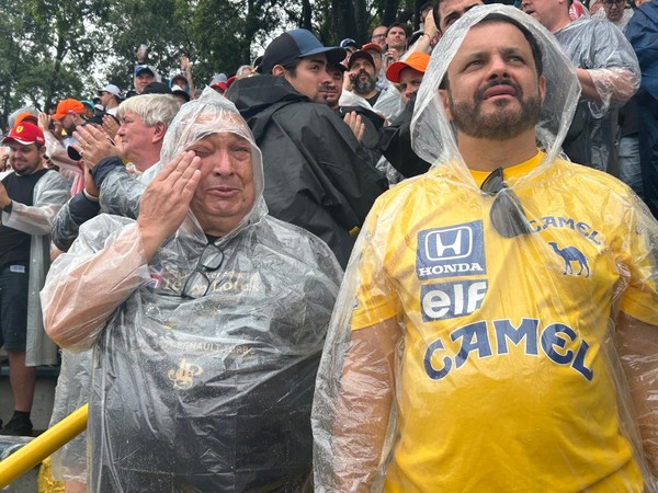 Torcedor emocionado ao ver Lewis Hamilton dirigir carro de Ayrton Senna — Foto: Gabriel Oliveira