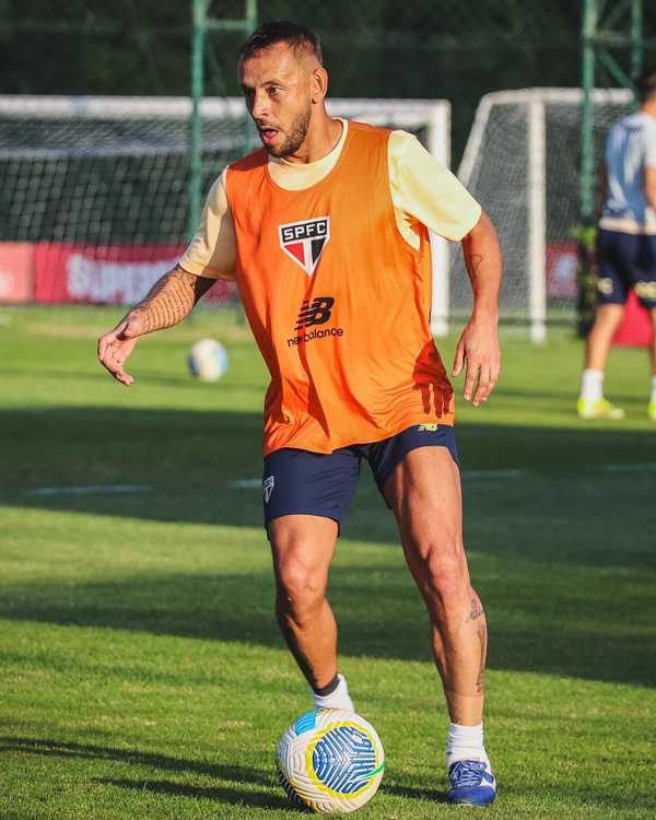 Rafinha treina com elenco visando retorno ao São Paulo