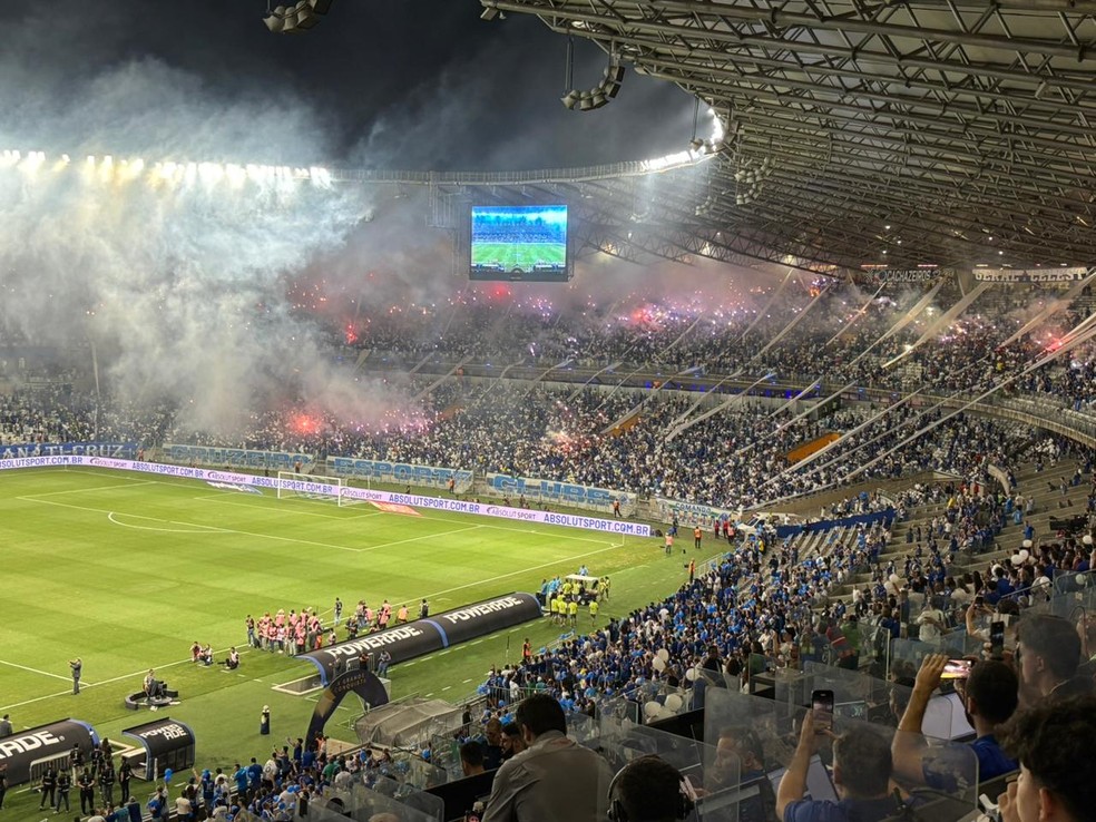 Torcida do Cruzeiro faz festa com sinalizadores antes de duelo com Lanús — Foto: Guilherme Macedo