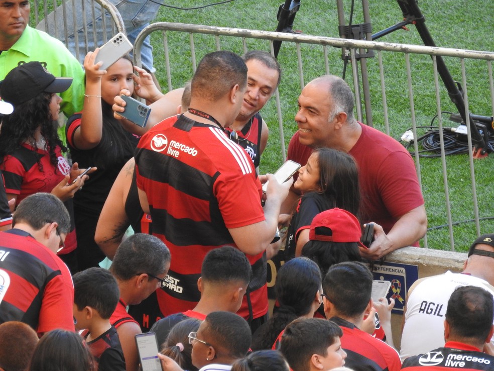 Marcos Braz, do Flamengo, atende torcedores no Maracanã — Foto: Fred Gomes