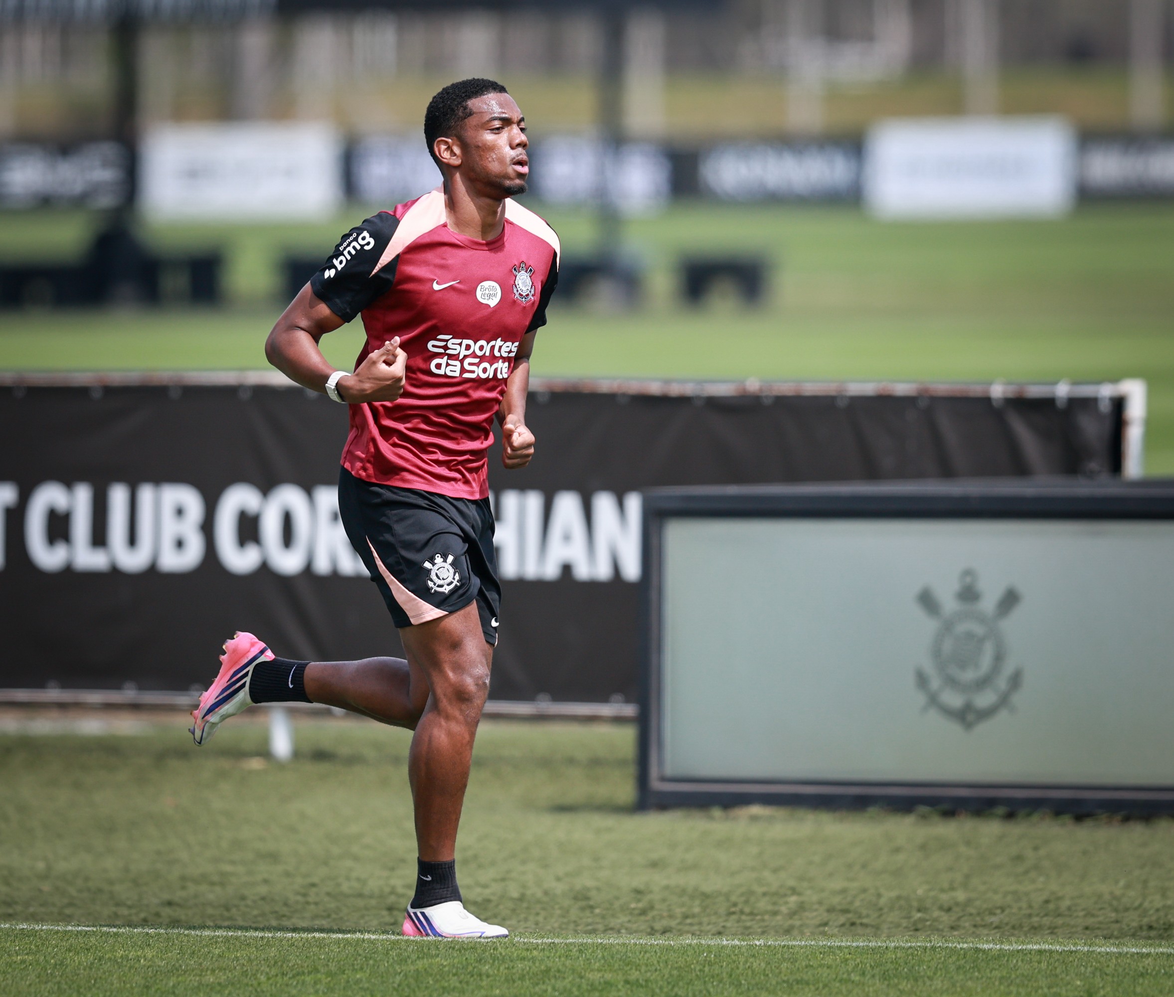 Corinthians aguarda oferta maior de gigante europeu por André