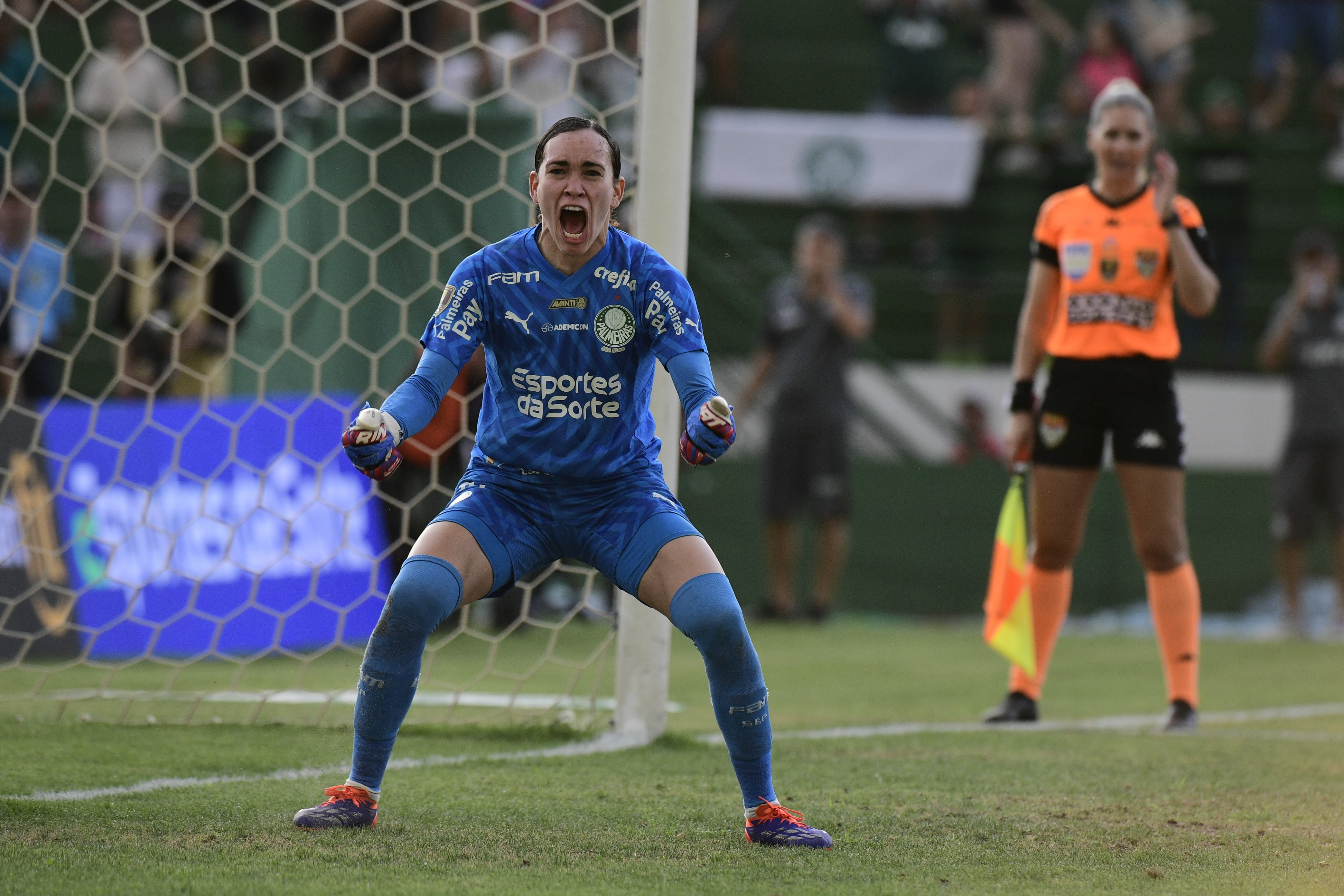 Destaque: Goleira do Palmeiras surpreendeu o Corinthians em final decisiva.