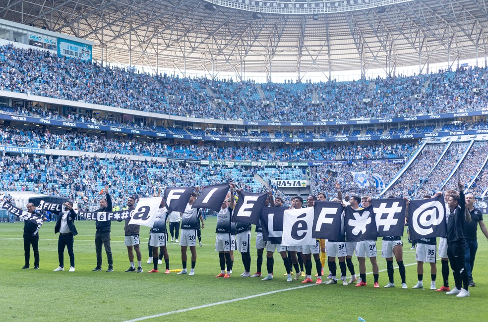 Jogadores do Corinthians festejam a torcida após vitória sobre o Grêmio — Foto: Rodrigo Coca / Ag.Corinthians
