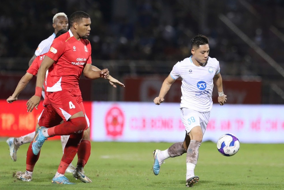 Matheus Felipe em campo pelo Cong An HCMC no Vietnã