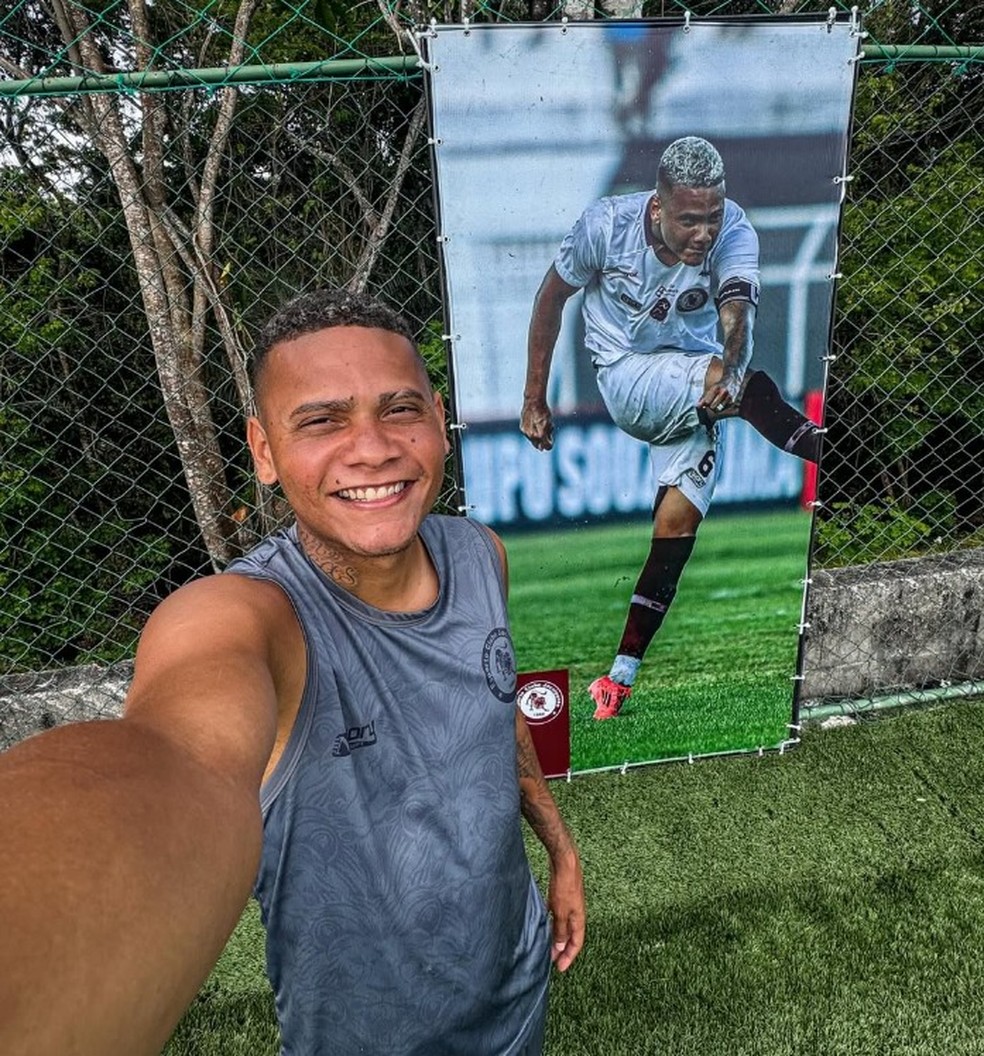 Guilherme Rend é formado na base do Atlhletico, passou pelo Vitória e é um dos pilares do Jacuipense. Ele foi homenageado com uma foto no centro de treinamento — Foto: Jacuipense