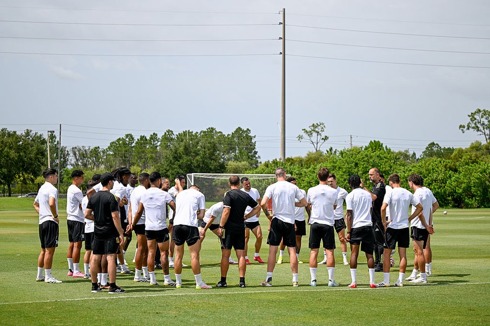 Técnico Igor Tudor conversa com os jogadores da Juventus, antes de enfrentar o Real Madrid — Foto: Getty Images