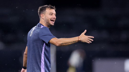 Anselmi enfatiza elenco curto do Botafogo e torce por fim de transfer ban: "Contar com mais jogadores"