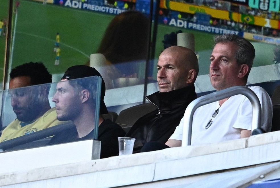 Zinédine Zidane durante jogo entre Brasil e Marrocos na Copa do Mundo — Foto: REUTERS/Dylan Martinez