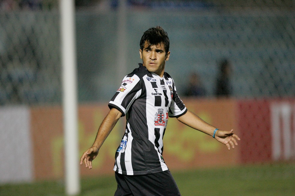 Guto vestindo as cores do Botafogo-PB � Foto: Bruno Gomes/Ag�ncia Di�rio