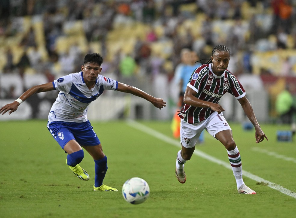 Keno em disputa de bola em Fluminense x San José — Foto: André Durão