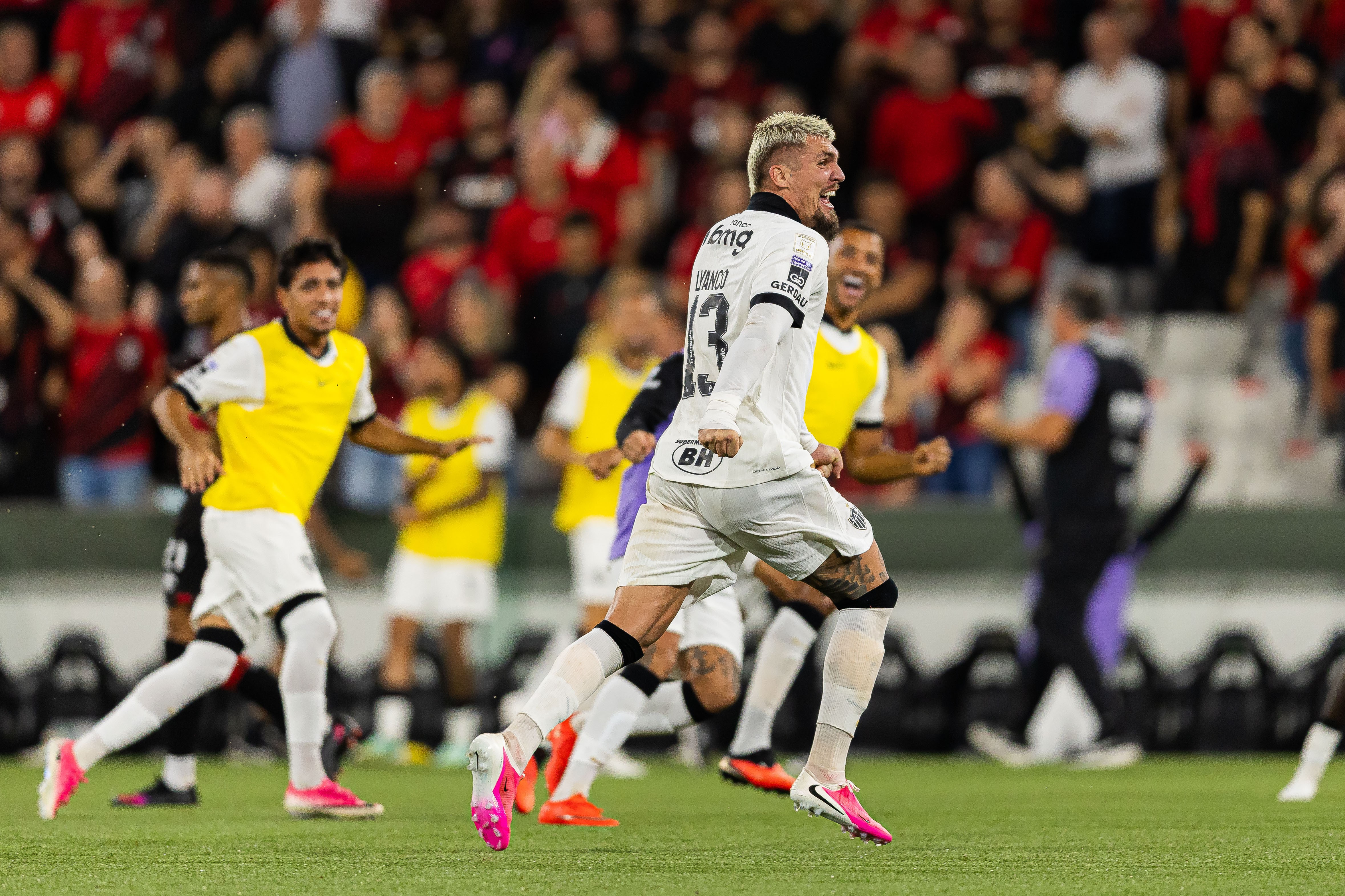 Lyanco desabafa sobre lance bizarro e gol heróico do Atlético-MG no fim: "Só acontece comigo"