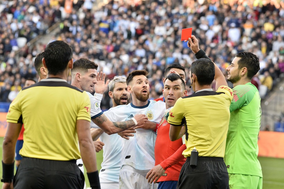Messi recebe cartão vermelho após se desentender com Gary Medel — Foto: Marcos Ribolli