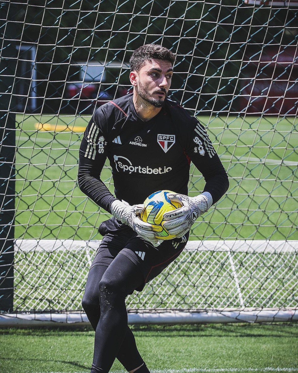 Rafael, goleiro do São Paulo, em ação durante o treino desta sexta — Foto: Divulgação