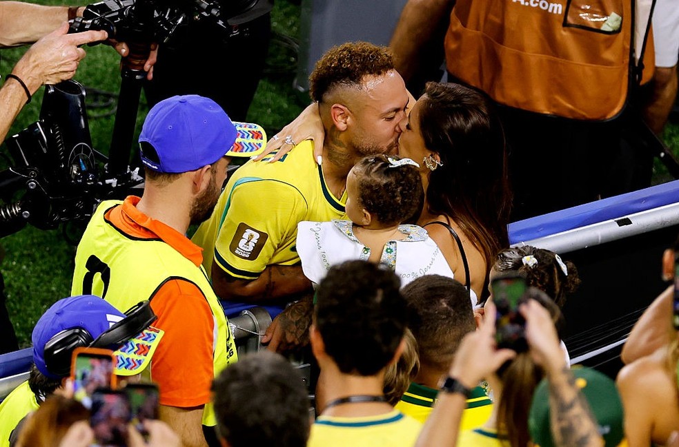 Neymar beija a esposa Bruna Biancardi na beira do campo � Foto: Getty Images
