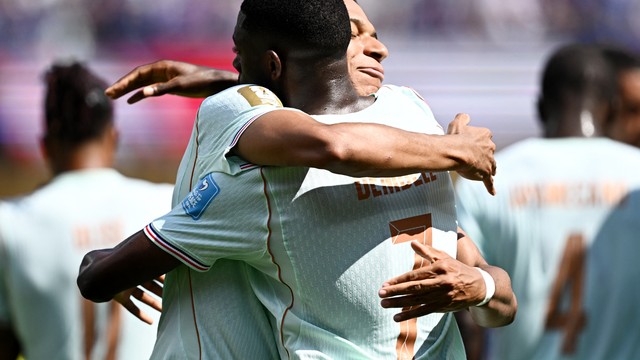 Dembélé comemora gol com Mbappé em França x Noruega