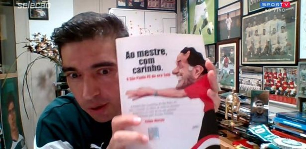 Abel Ferreira mostra livro sobre Telê Santana em entrevista para o sportv em 2020 — Foto: Reprodução/Sportv