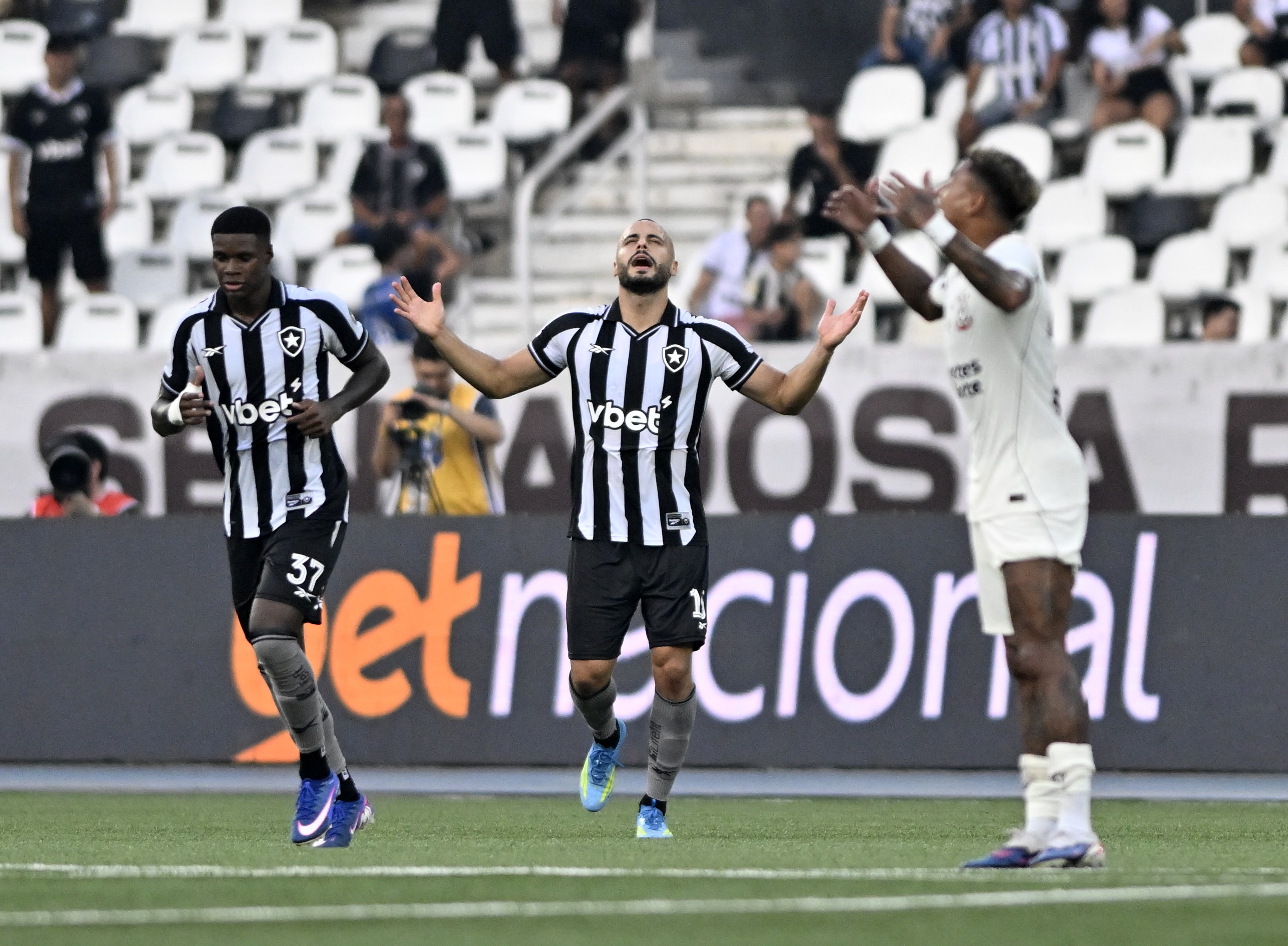 Arthur Cabral faz três gols pelo Botafogo e celebra: "Primeira vez que peço música no Fantástico"