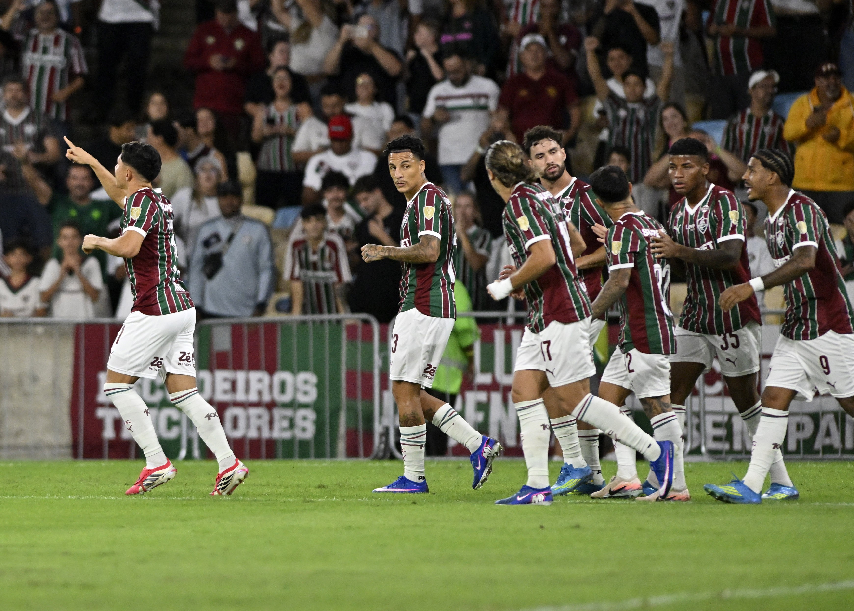 Jogadores e torcedores do Fluminense comemoram classificação na Libertadores; veja vídeos