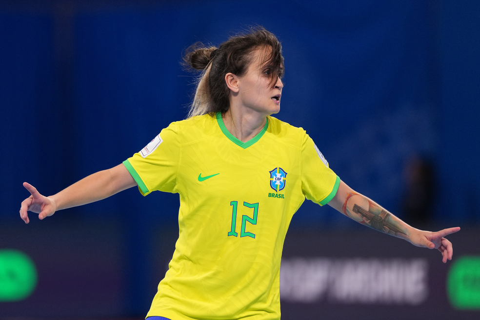 Amandinha comemora gol do Brasil na final da Copa do Mundo de Futsal — Foto: Aitor Alcalde - FIFA/FIFA via Getty Images