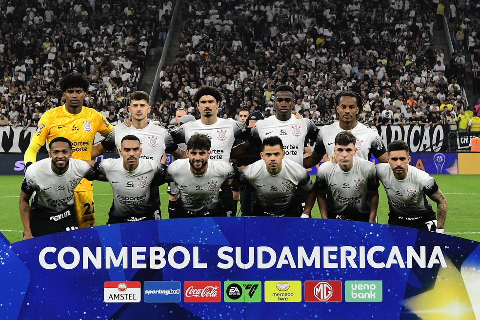 Time posado do Corinthians contra o Fortaleza — Foto: Marcos Ribolli