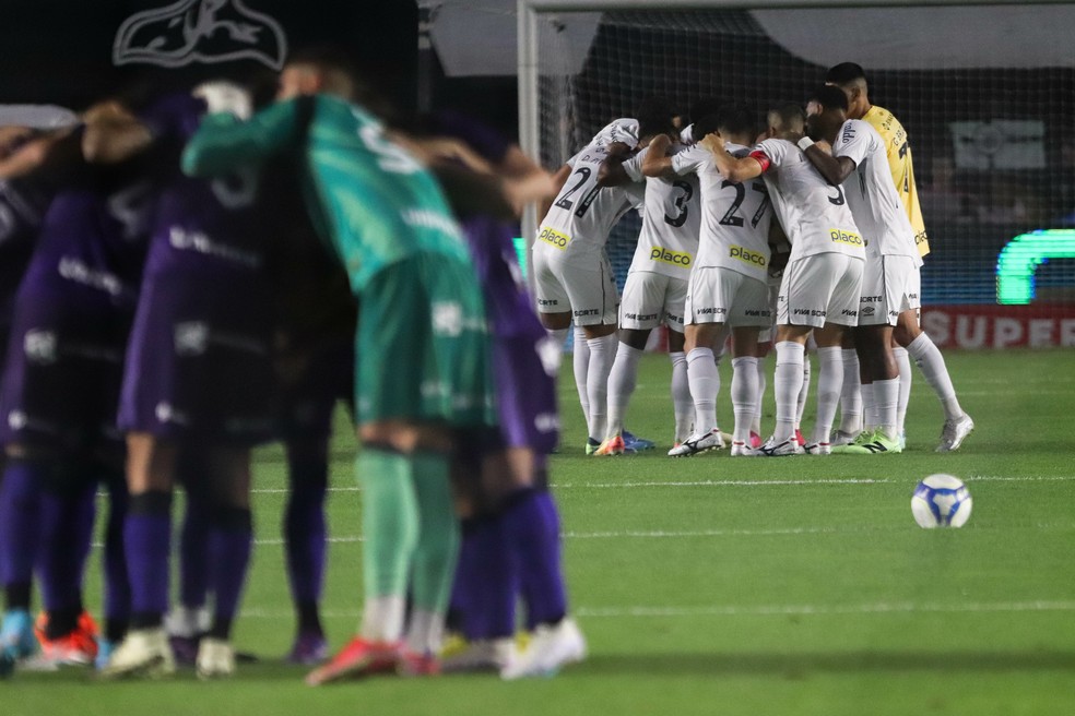 Jogadores do Santos em jogo contra o Ceará — Foto: Reinaldo Campos/AGIF