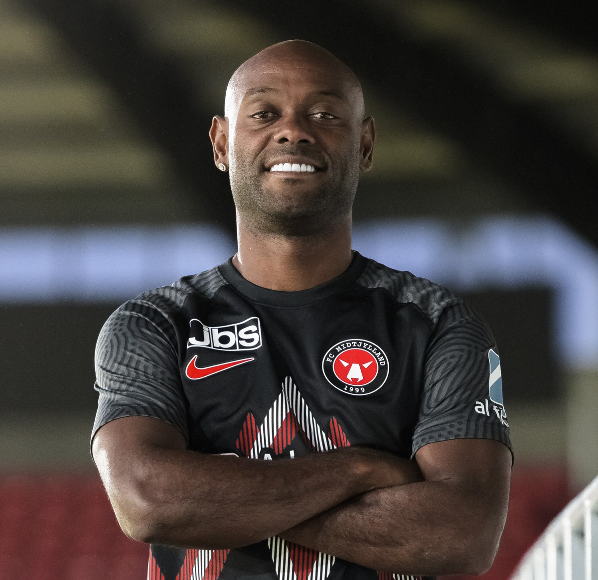 Vagner Love assina contrato de seis