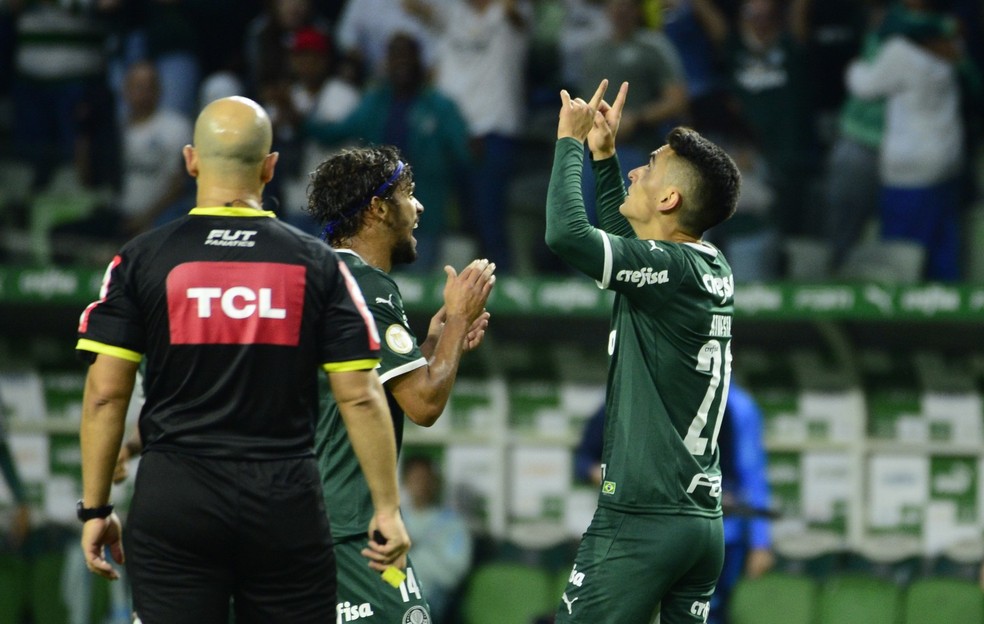 Atuesta marca pela primeira vez com a camisa do Palmeiras