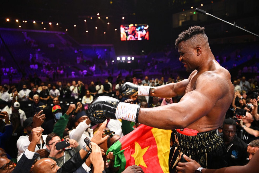 Francis Ngannou é erguido por sua equipe após luta contra Tyson Fury — Foto: Justin Setterfield/Getty Images