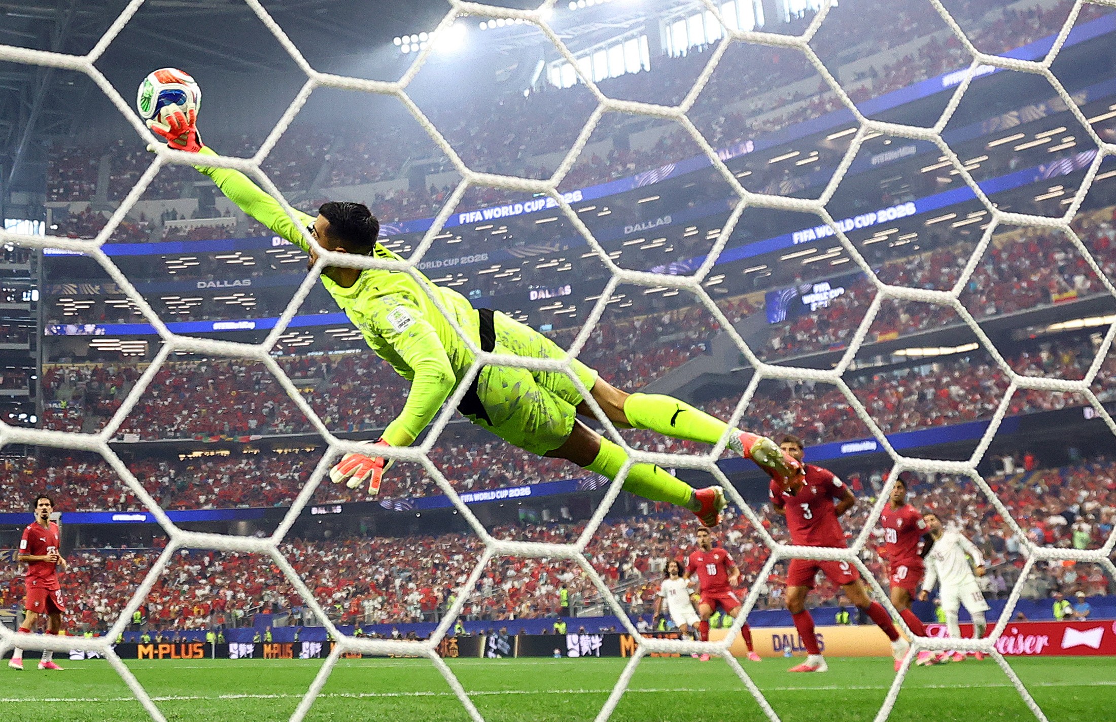 Defesas decisivas do goleiro de Portugal agitam as redes: "Carregando nas costas"