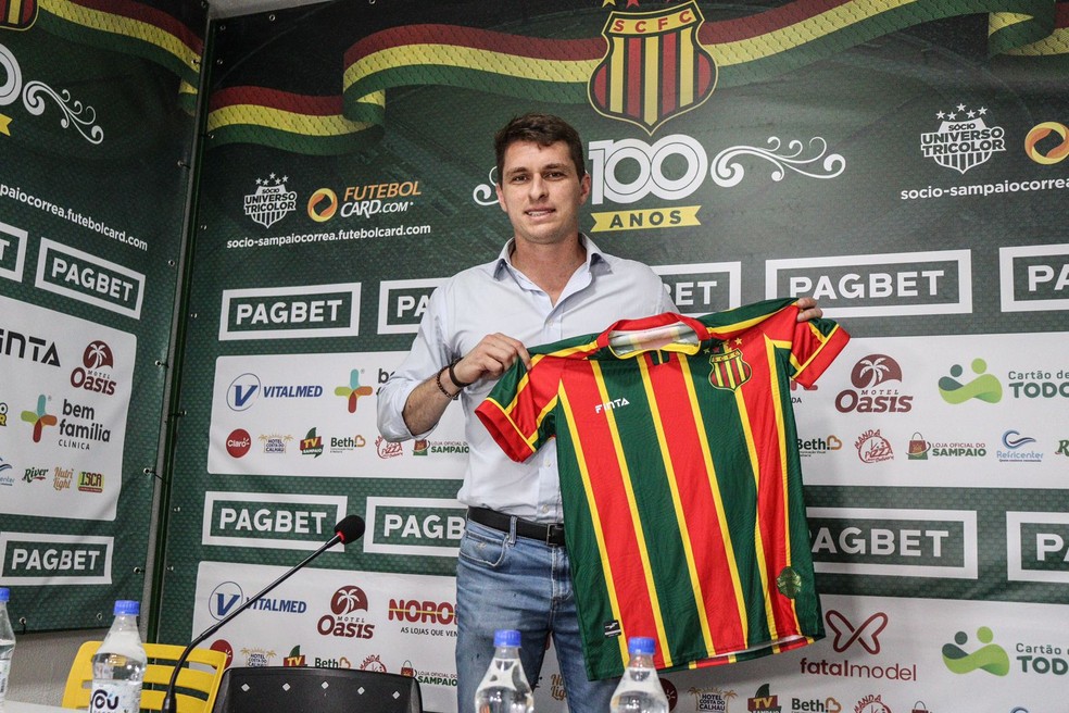 Thiago Gomes, novo técnico do Sampaio Corrêa, durante coletiva de imprensa — Foto: Ronald Felipe / SCFC