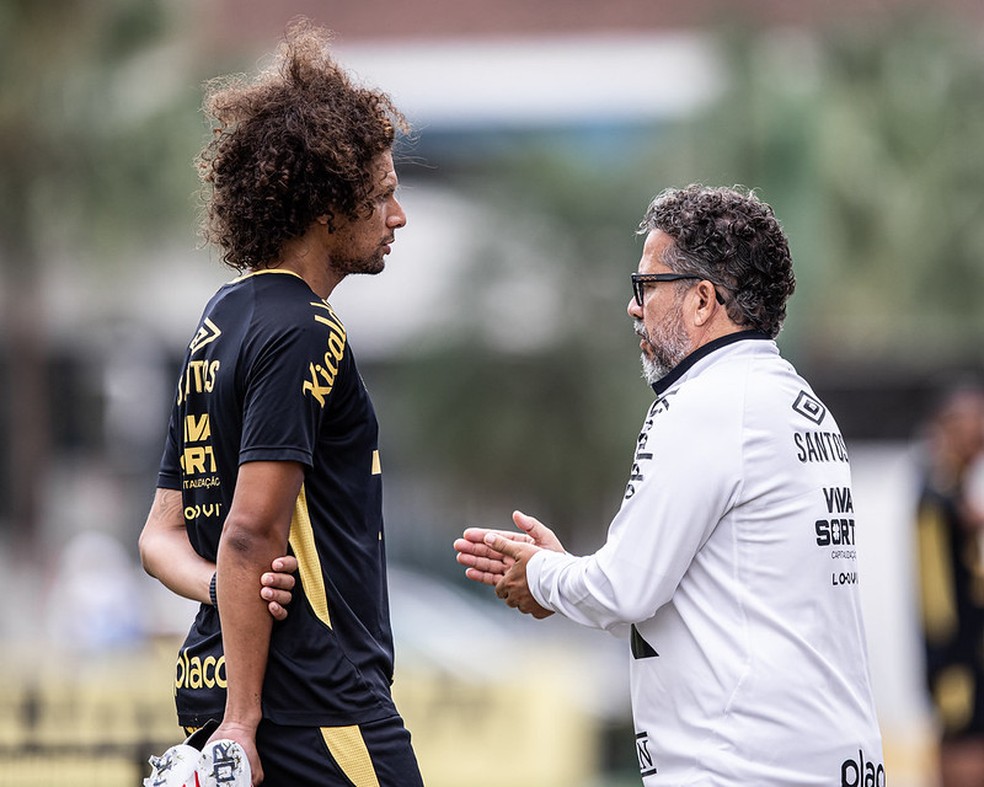Willian Arão, um dos reforços deste meio de ano, conversa com o técnico Cleber Xavier — Foto: Raul Baretta/ Santos FC